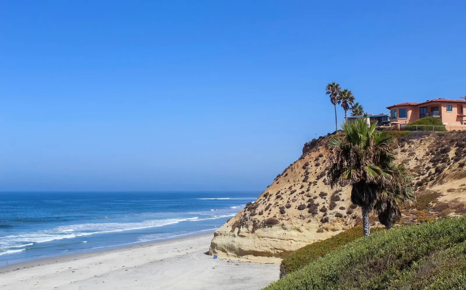 Pacific Ocean, sandy beach and palm-lined coastal bluff in Solana Beach